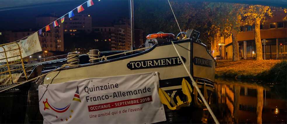 Frachtschiff auf Fluss bei Nacht