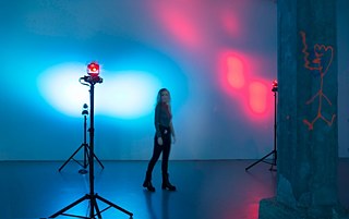 „We Are Never Ever Ever Getting Back Together“, kinetische Sound- und Licht-Installation, entwickelt in Residenz iii in Haag 