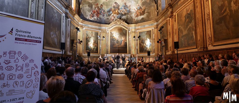 Musiker vor Publikum in einer Barock-Kapelle