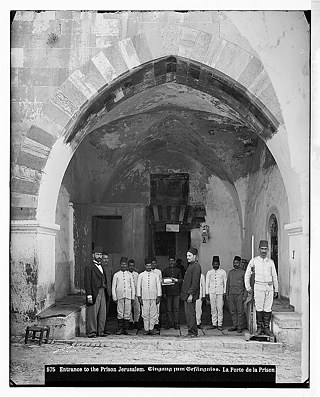 قنطرة كبيرة لسجن وجنود أتراك، صورة بين ١٨٨٩-١٩١٤، فلسطين.