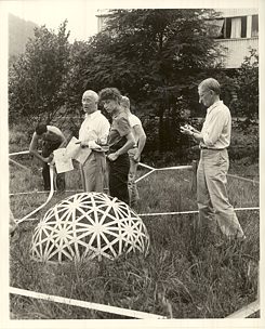 Un antiguo maestro de la Bauhaus en el Black Mountain College: Josef Albers (derecha).