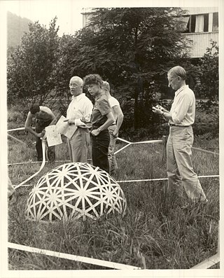 En la foto, a la derecha, Josef Albers, antiguo maestro de la Bauhaus en el Black Mountain College.