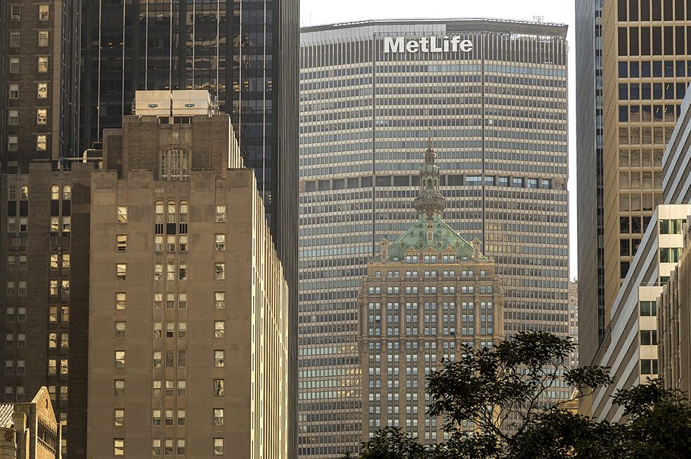 Après avoir dû quitter l’Allemagne pour les États-Unis, le fondateur du Bauhaus, Walter Gropius a, entre autres, construit le MetLife Building, anciennement Pan Am Building, à Manhattan (New York).
