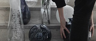 Γυάλινα βάζα και φωτιστικά με τίτλους από την πρώτη έκδοση του AM zine, „Love“