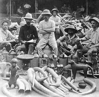 Britische Soldaten vor geraubter Kunst aus Benin 1897.