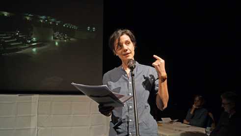 Die Journalistin und Übersetzerin Krystalli Glyniadakis auf dem SpeakEasy-Event