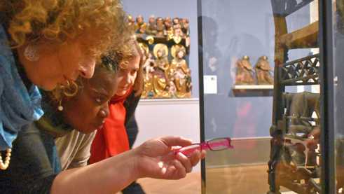 Together, researchers from Luanda and Berlin discuss the meaning of carvings on a throne from Angola 
