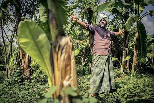 Krishna Mckenzie führt durch die Organic Farming Gärten von Solitude