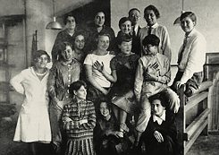 Groepsfoto van de weverij-klas van Gunta Stölzl (met das) rond 1927