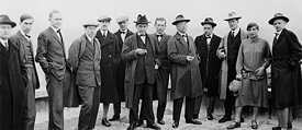 Skupinová fotografie mistrů Bauhausu v Desavě (1926): zleva doprava: Josef Albers, Hinnerk Scheper, Georg Muche, László Moholy-Nagy, Herbert Bayer, Joost Schmidt, Walter Gropius, Marcel Breuer, Vasilij Kandinskij, Paul Klee, Lyonel Feininger, Gunta Stölzl a Oskar Schlemmer. 