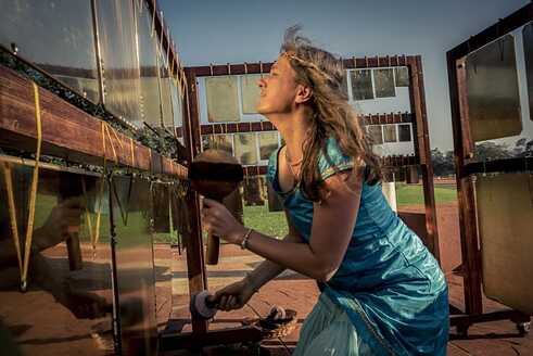 Vera spielt die Russian bells beim Matrimandir