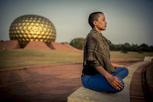 Kanika meditiert am Matrimandir