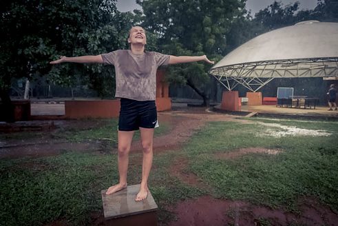 Marissa genießt den Monsunregen