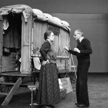 Der Intendant des Berliner Ensembles, Manfred Wekwerth, und Gisela May bei der Probe der Dreigroschenoper.