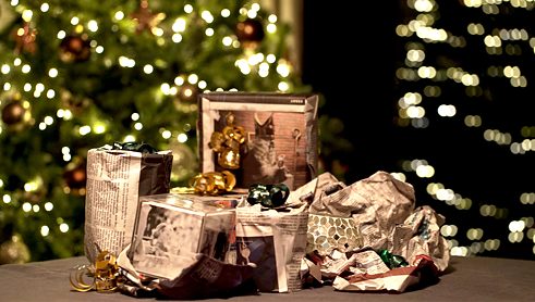 In Zeitungspapier verpackte Geschenke