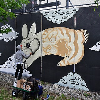Mural en obra de Golden Rabbit Silent Monkey.