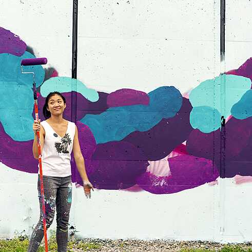 Wing Chow trabajando en su obra de arte para POW! WOW! DC 2018 