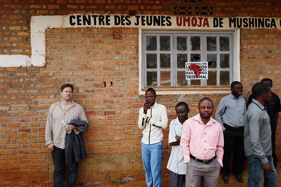 Milo Rau (a sinistra) alla presentazione del film nel villaggio di Mushinga nella Provincia Kivu Sud in Congo.