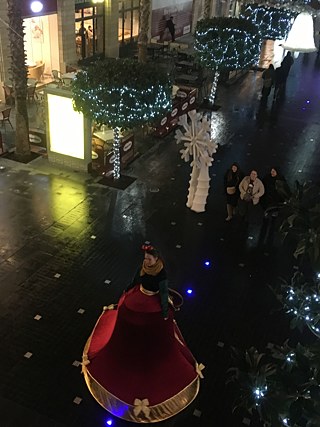 Verkleidete Menschen auf dem Boulevard