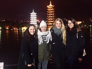 Vor den Zwillingspagoden in Guilin