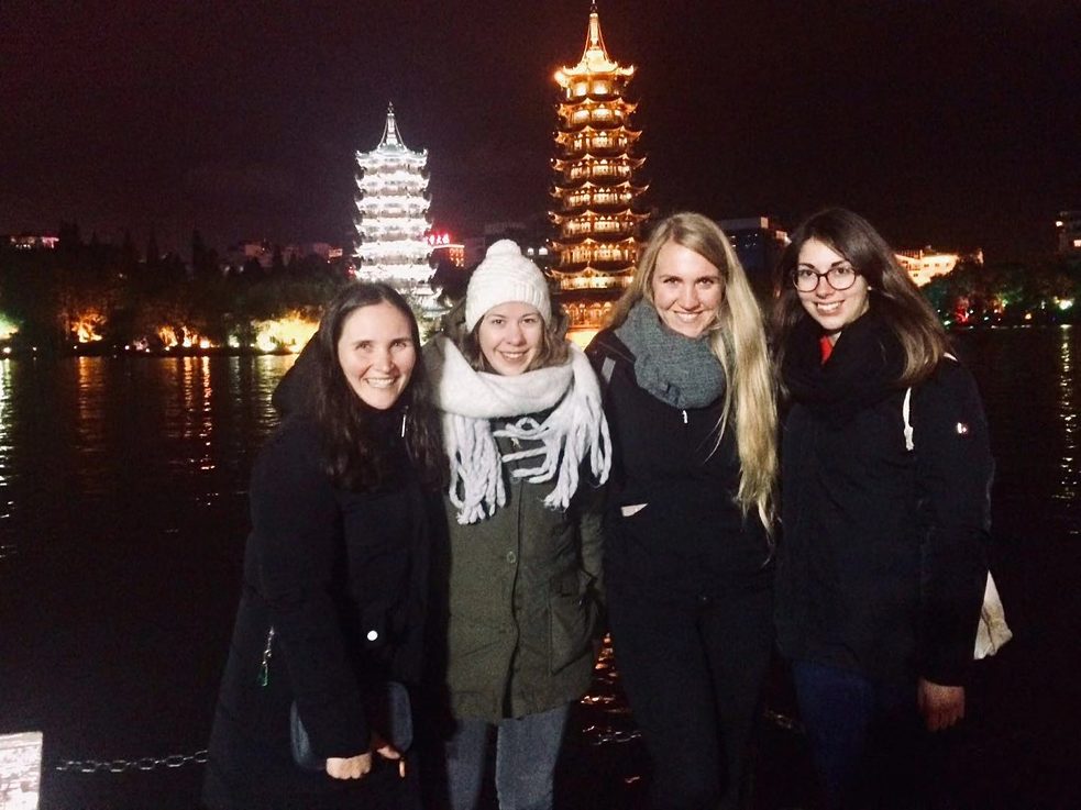 Vor den Zwillingspagoden in Guilin