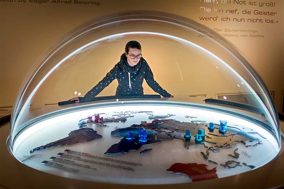 The “Journey Around the World – Climate Zones of the Earth” exhibition at the Klimahaus Bremerhaven 8° Ost is visited by around 100,000 schoolchildren a year. The youngsters are guided through a series of rooms that transport them to different places and climate zones – to the Sahara, for example, the tropical rainforest and the underwater world of Samoa, where they also get to feel the differences in temperature and humidity. 