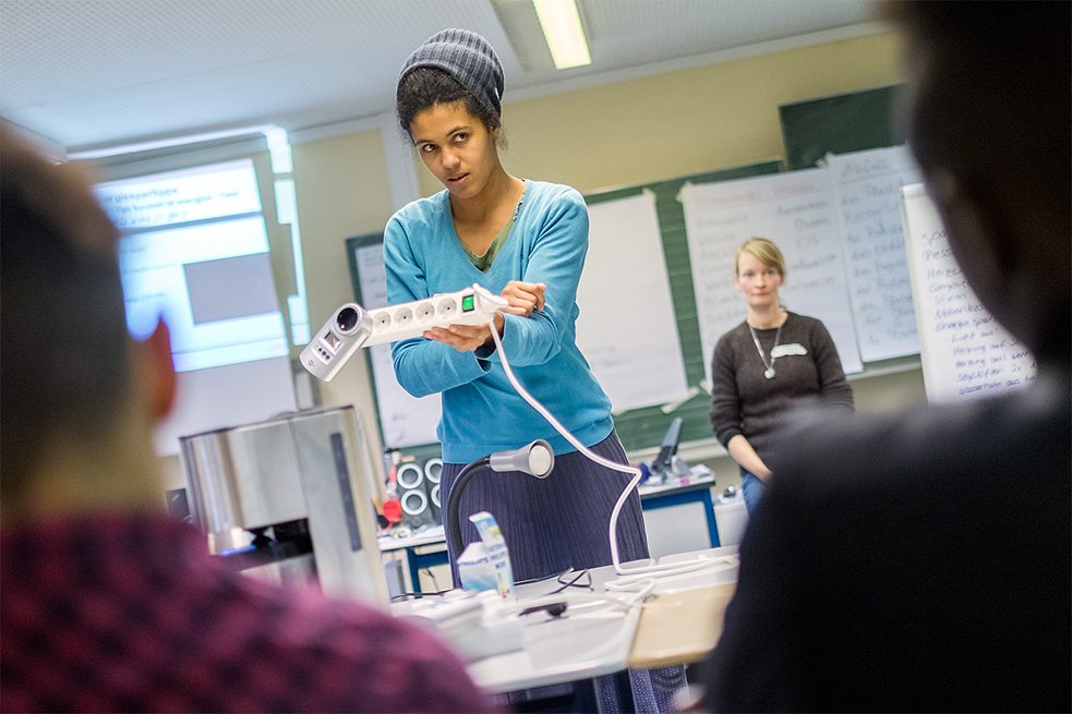 Uelzen’s vocational schools train “energy detectives” to improve energy efficiency at the schools. The young sleuths analyse energy consumption in the buildings and establish where it can be reduced. The schools also stage a “Green Day” and a “Waste Avoidance Week”.