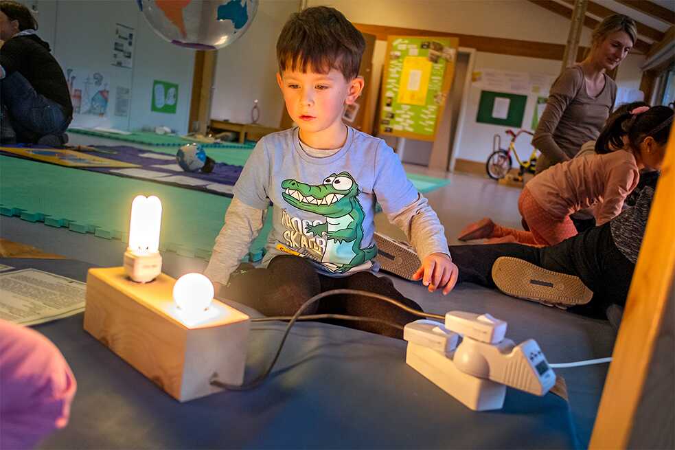 Early education can also be sustainable: 200 nurseries in Hamburg and southern Holstein work together as members of the KITA21 network. Through play, they introduce one to three-year-olds to subjects such as energy, nutrition and consumerism.
