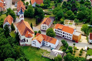 Im saarländischen Gersheim steht das Ökologische Schullandheim Spohns Haus, das zugleich das Umweltbildungszentrum des Biosphärenreservats Bliesgau ist. Bis zu 70 Kinder können in den historischen Gebäuden nachhaltige Klassenfahrten oder Projektwochen verbringen.