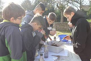 Within the Bliesgau Biosphere Reserve, Spons Haus offers projects where youngsters can explore and experience nature for themselves – here, for example, by conducting experiments with soil. Other projects on offer focus on water, solar energy or bees. 