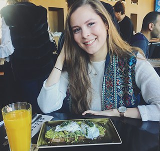 Weihnachtsbrunch – Ich, glücklich über mein Avocadobrot