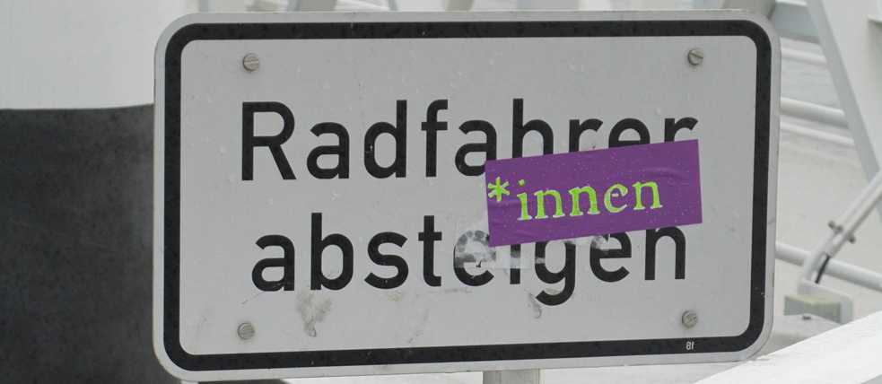 Aufkleber an einem Hinweisschild in Kiel