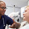 Afrikanischer Arzt in deutscher Klinik