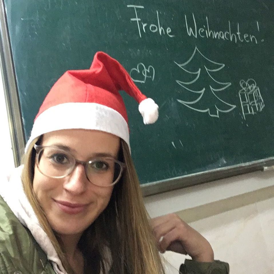 Ich mit Weihnachtsmütze im Deutschklassenraum