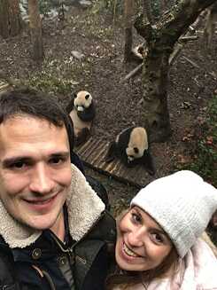 Christos und ich in der Pandastation Dujiangyan