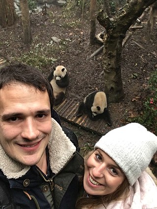 Christos und ich in der Pandastation Dujiangyan