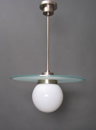 Bildunterschrift: Lampe von Willem Hendrik Gispen, produziert in Gispens Fabrik für Metallverarbeitung. Museum Boijmans Van Beuningen, Rotterdam. Foto: Ad van den Bruinhorst.