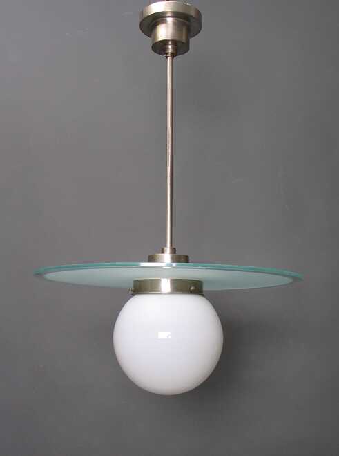 Bijschrift. Lamp van Willem Hendrik Gispen, uitvoering Gispen’s Fabriek voor Metaalbewerking. Museum Boijmans Van Beuningen, Rotterdam. Foto: Ad van den Bruinhorst. 