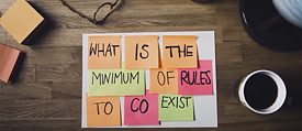 Der auf den Stickern geschriebene Satz: "What is the Minimum of Rules to co exist".