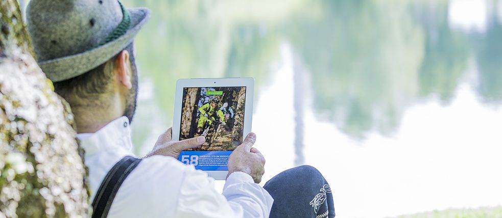 Mann lehnt an Baum mit iPad | Foto: Loredana La Rocca © Goethe-Institut