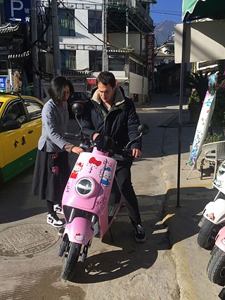 Christos auf unserem Hello-Kitty Moped