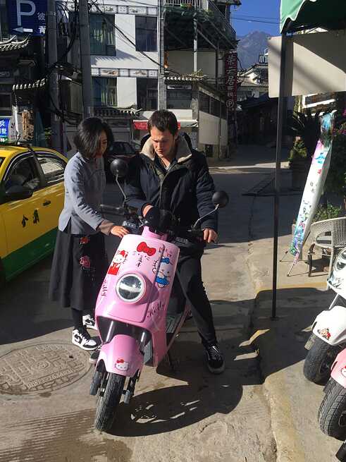 Christos auf unserem Hello-Kitty Moped