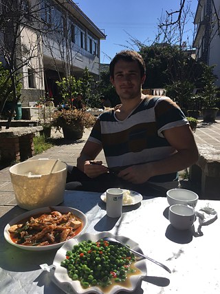 Mittagspause draußen in der Sonne