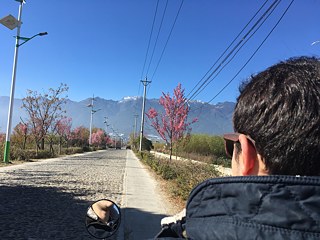 Wir während unserer Moped Spritztour durch Dali