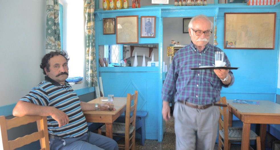 Παραδοσιακό καφενείο στην Αρκεσίνη της Αμοργού.