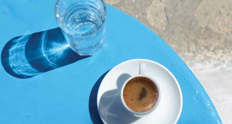 Στην Ελλάδα η κουλτούρα του καφέ εξαπλώθηκε γρήγορα. Το 1668 λειτουργούσαν στη Θεσσαλονίκη ήδη 348 καφενεία.