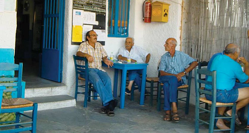 Καφενείο, οινοπαντοπωλείο και ταχυδρομικό πρακτορείο στην Ηρακλειά των Κυκλάδων. 