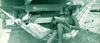 Die Schauspieler Paulo Cesar Pereio und Edna de Cássia in einer Szene des Films Iracema (1974) unter der Regie von Bodanzky und Orlando Senna.