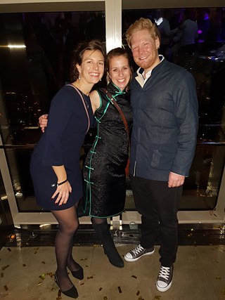 Meine Schulfreundin Annika (links), Francesco, der Freund von Caro (rechts) und ich in meinem neuen Kleid (Mitte)