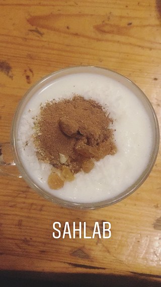 Sahlab (Ein Getränk aus Milch und Stärke mit Zimt, Rosinen und Nüssen, das hier vor allem im Winter getrunken wird. Super lecker!)